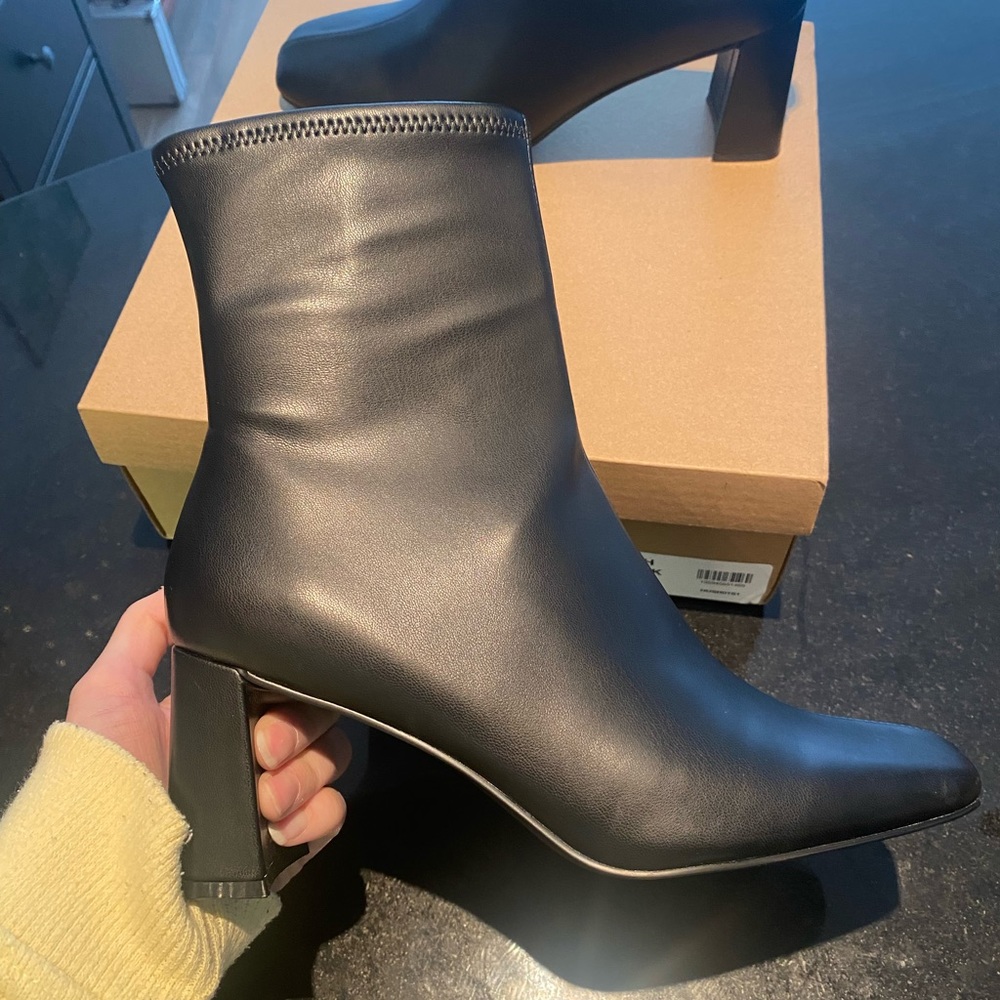 Black Steve Madden heeled boots (NEVER WORN)